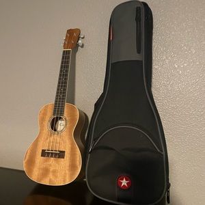 Ukulele (Cordoba) with carry Case (Road Runner) in perfect conditions.